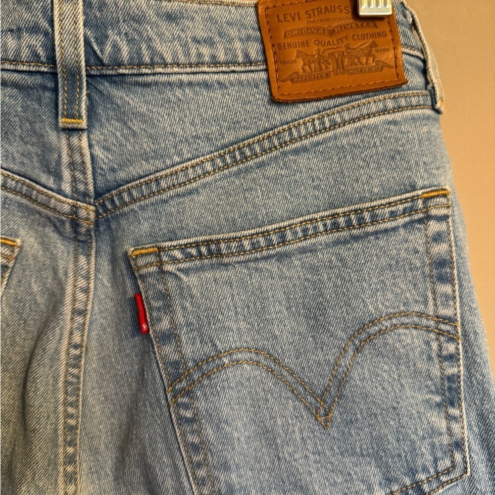 Levi’s Women’s Ribcage Straight Jeans with Button Fly - Picture 5 of 8
